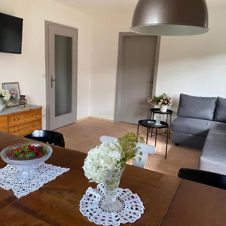 Apartmán Erdgeschoss Mit 3 Schlafzimmer In Ruhiger Gegend *