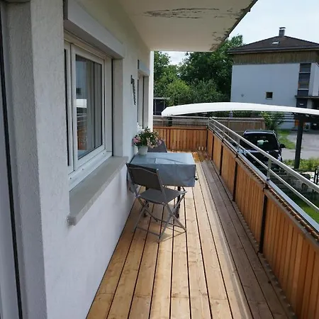 Erdgeschoss Mit 3 Schlafzimmer In Ruhiger Gegend 아파트