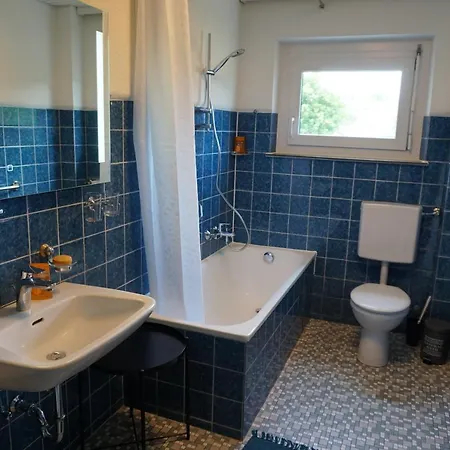 Eg Klimatisiert Mit 3 Schlafzimmer In Ruhiger Gegend